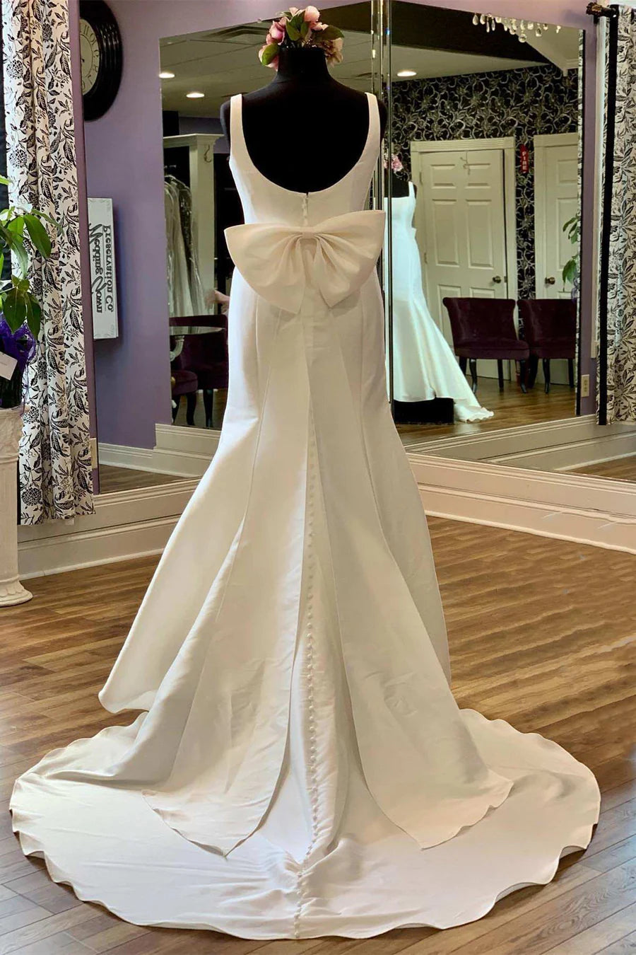 Vestido de novia largo estilo trompeta con escote cuadrado y espalda con lazo